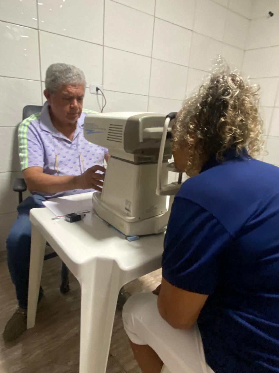Exame de autorrefração no mutirão oftalmológico